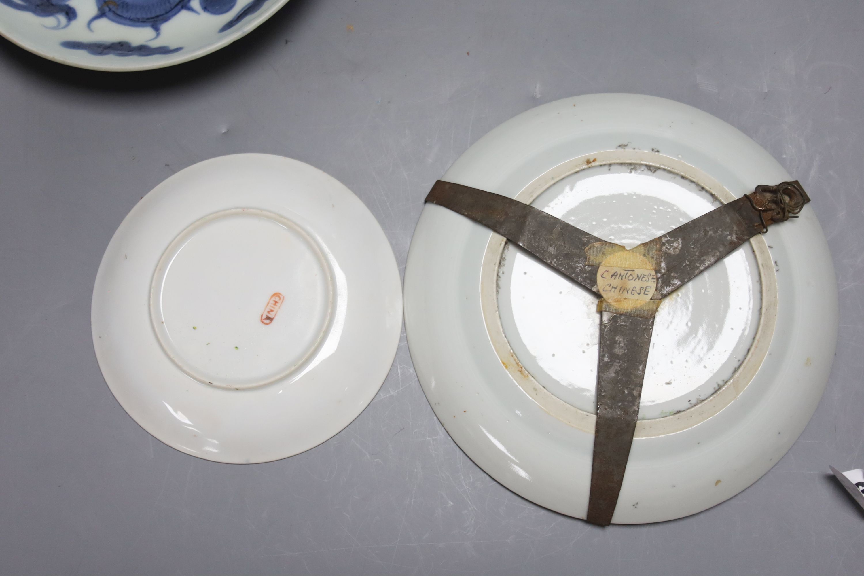Five Chinese porcelain dishes, 21cm
